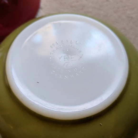 Red and Green Mixing Bowls - Picture 3 of 8